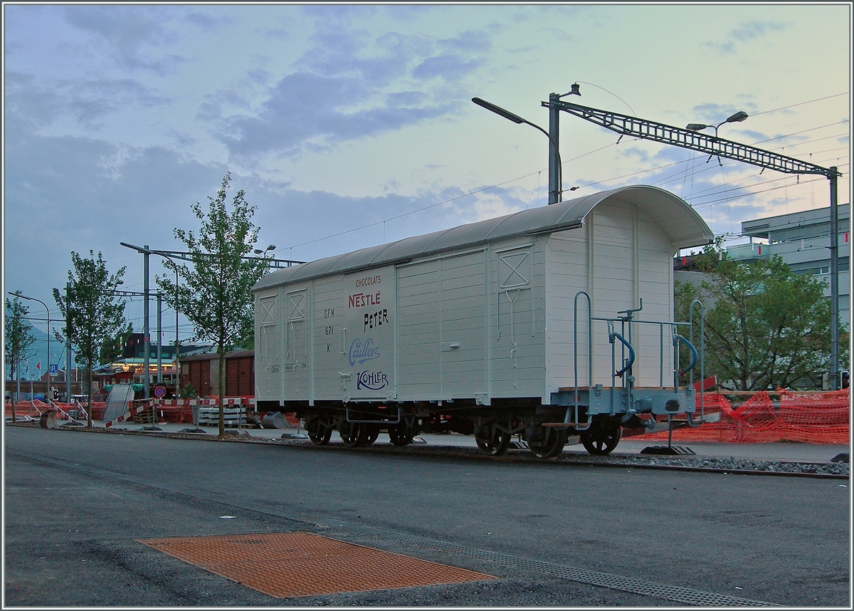 Vor Jahren nutzten die Industriebetriebe, die gleich nördlich des Bahnhofs Vevey lagen, ein durch eine Drehschiebe mit dem Bahnhof verbundenes Anschlussgleis. Nun sind die erwähnten Industiebetriebe durch ein Wohnquartier ersetzt worden und das ohnhin seit Jahren ungenutzte Anschlussgleis entgültig überflüssig. Doch interessanterweise hat man das Normalspurgleis aus dem Aspalt herausgearbeitet, ein kleines Stück mit einem Meterspurgleis versehen und nun einen GFM K3 Güterwagen zur Erinnerung hingestellt. Nestlé sei Dank.
27. Mai 2016 