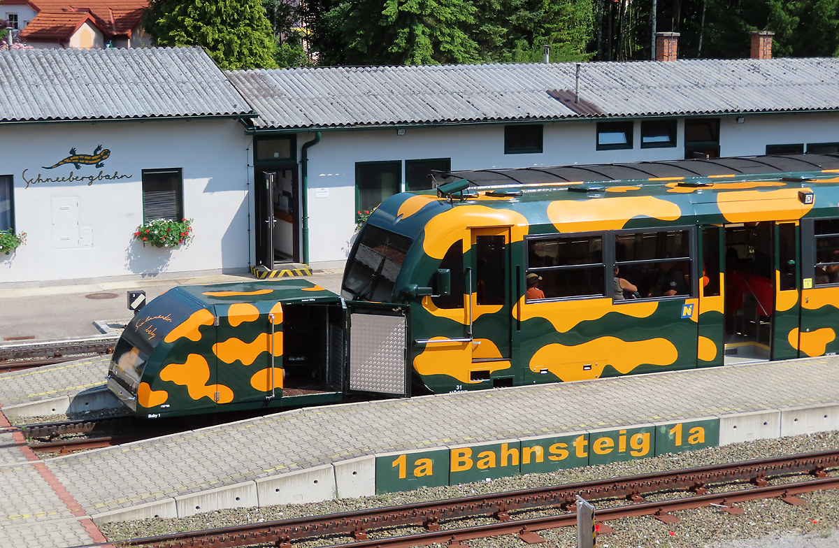 Vor jedem Triebzug fährt das so genannte 'Salamander-Baby' mit. Dort werden die Gepäckstücke und Kinderwagen verladen. Das Foto wurde von der Aussichtsterrasse gemacht. Puchberg am Schneeberg, 18.6.2023
