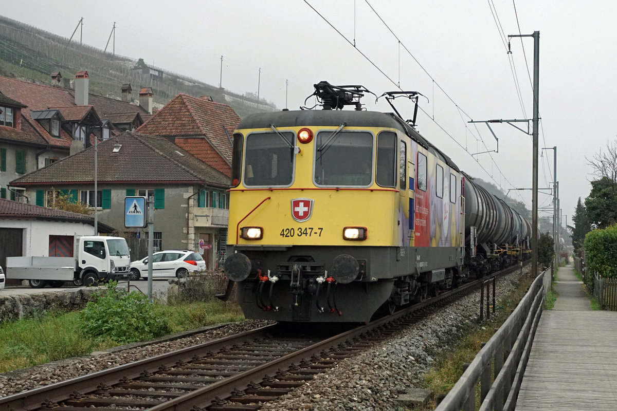 Vor Kesselwagenzügen auf der Jurasüdfuss Linie machen die Re 420 mit Werbeanstrich auch bei nebligem Herbstwetter eine gute Figur.
Re 420 347-7 auf dem eingleisigen Streckenabschnitt bei Ligerz am 26. November 2020.
Foto: Walter Ruetsch