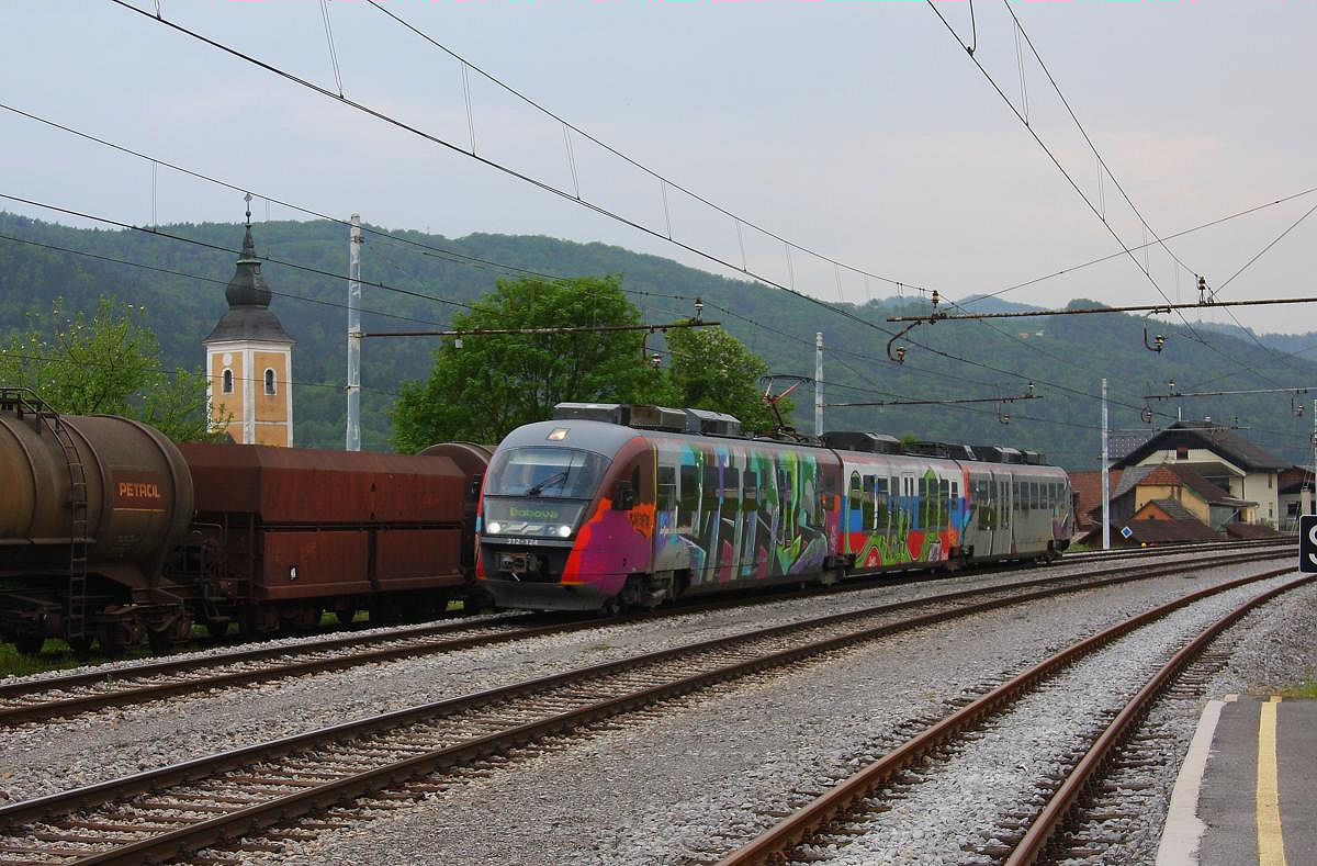 Vor der Kirche in Breg fährt am 2.5.2013 der SZ Desiro 312124 nach Dobova in den
Bahnhof ein. 