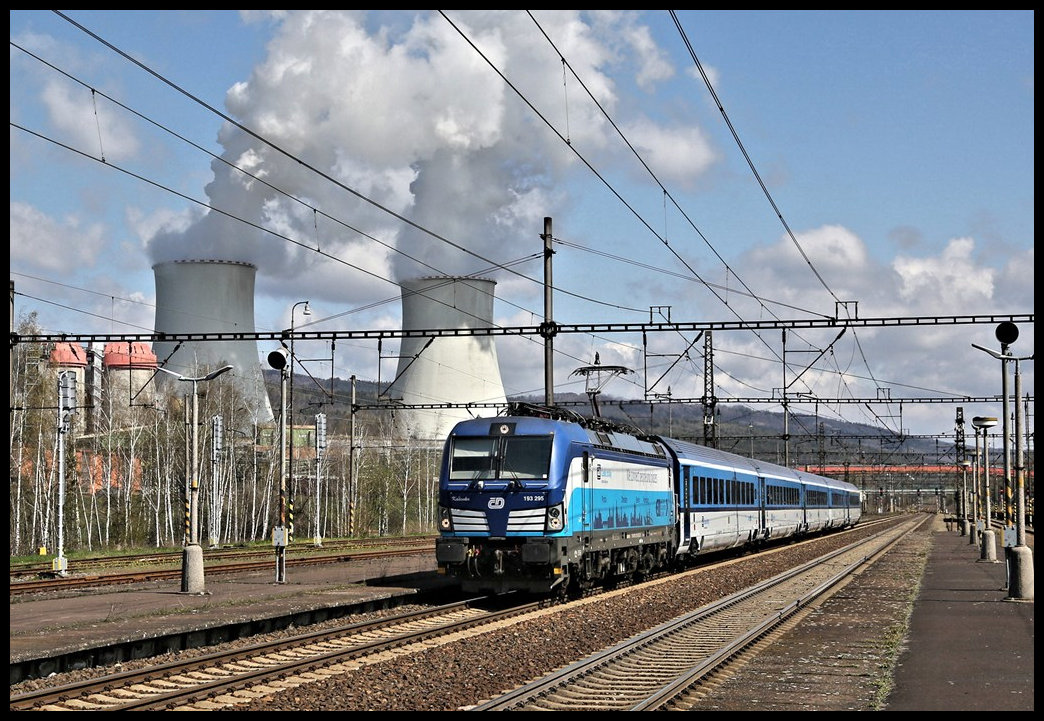 Vor den Kühltürmen des Kraftwerks Kadan Prunerov fährt hier am 19.4.2023 der R 616 Krusnohor aus Prag ein. Zuglok ist die Vectron 193295. Der Zug fährt weiter nach Cheb.