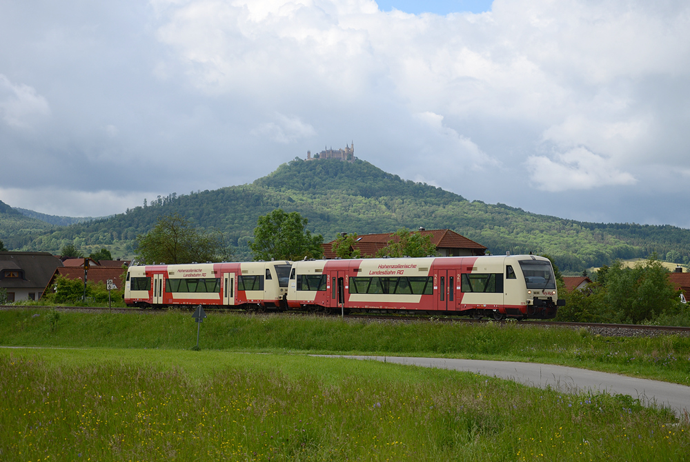 Vor der Kulisse der Burg Hohenzollern fahren am 28. Mai 2014 VT 221 und 215 als HzL 88256 gen Tübingen.