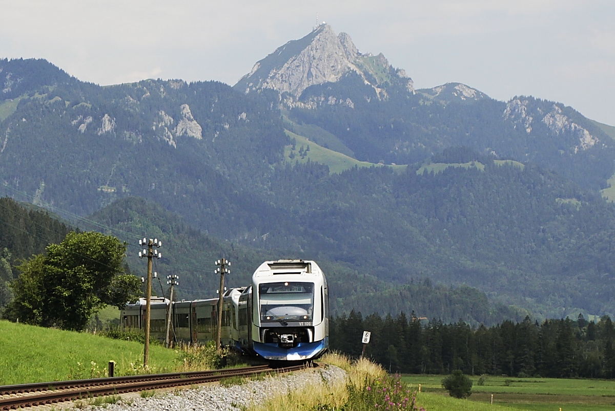 Vor der Kulisse des 1.838 m hohen Wendelsteins fahren die beiden BOB-VT 106 und 101 am 21.07.2020 bei Neuhaus in Richtung München (Bildausschnitt)
