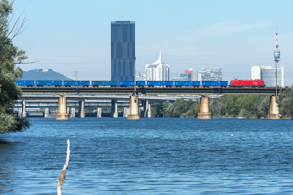 Vor der Kulisse des 250 m hohen DC Towers in Wien überquert dieser Ganzzug die neue Donau. Das Foto enstand am 05.09.2020.