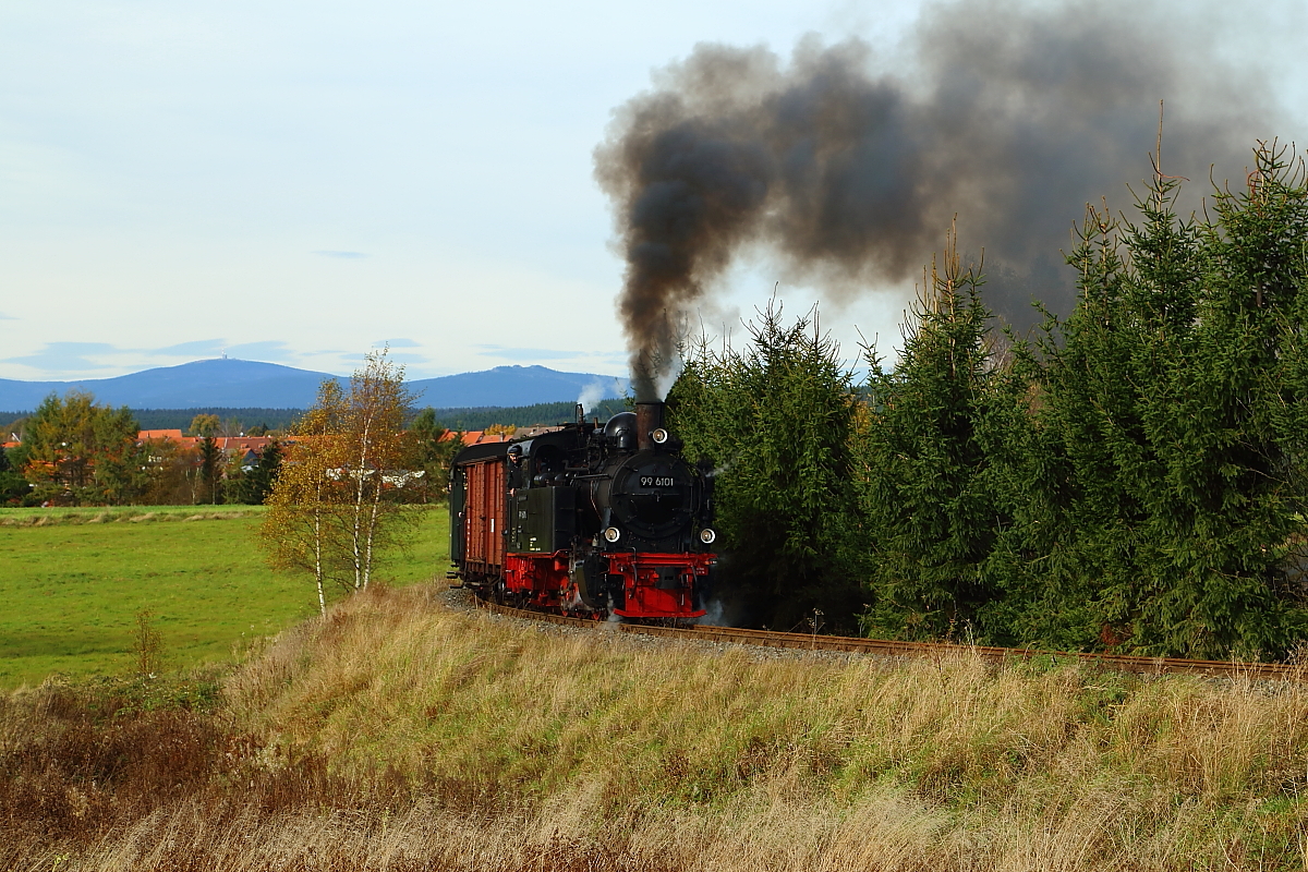 Vor der Kulisse des Brockenmassivs und der Stadt Hasselfelde, präsentiert sich hier 99 6101 am 18.10.2014, mit einem IG HSB-Sonderzug bei einer Scheinanfahrt, kurz hinter Hasselfelde. (Bild 2)