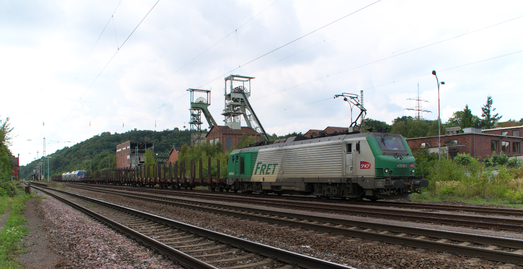 Vor der Kulisse des ehemaligen Bergwerks Luisenthal zieht SNCF FRET 4 37009 den  Spezialzug  mit Schutz- und Adapterwagen und dem Bombardier Omneo, SNCF Z 5500, aus dem Bahnhof Luisenthal an der Saar. Der neue Zug von TER SNCF war von der Teststrecke in Tschechien zurck nach Frankreich unterwegs.
27.08.2013 Bahnstrecke 3230 Saarbrcken - Karthaus 