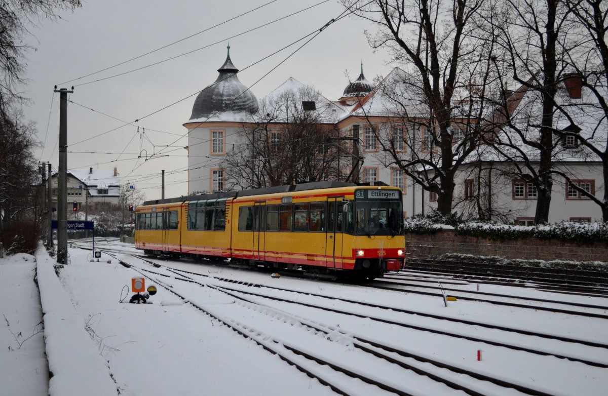 Vor der Kulisse des Ettlinger Schlosses konnte Tw 555 mit S 10052 (RKNEK - RETF) am winterlichen 29.12.2014 auf den Chip wandern.