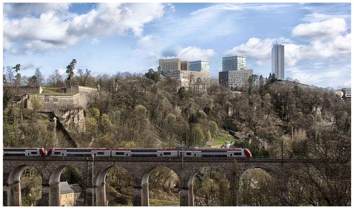 Vor der Kulisse des Kirchbergs fährt dieser Zug über das Pfaffenthalviadukt Richtung
Luxemburg Hauptbahnhof