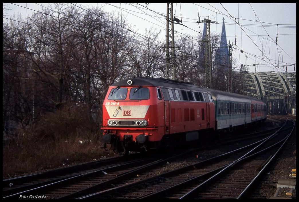 Vor der Kulisse des Kölner Dom und der Hohenzollernbrücke fährt 215045 am 21.2.1998 um 11.21 Uhr mit einem RB in Köln - Deutz ein.
