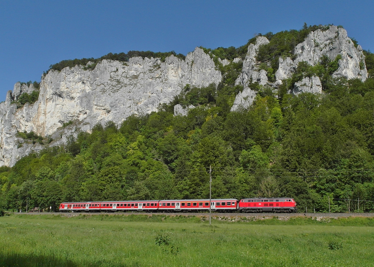 Vor der Kulisse des mchtigen Schaufelsen bei Neidingen zieht 218 456-2 den IRE 3215 von Neustadt (Schwarzwald) nach Ulm am 09.06.2014 durch das obere Donautal.