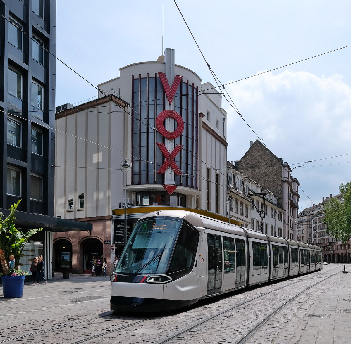 Vor der Kulisse des VOX-Ciné ist Tram CTS-3010 in der Straßburger Innenstadt unterwegs auf der Ligne D von Kehl nach Poteries.

2019-05-26  Strasbourg-Rue-des-Francs-Bourgeois