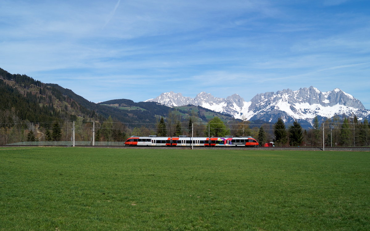 Vor der Kulisse des Wilden Kaisers fährt 4023 003-9 als REX 1513 (Wörgl Hbf - Schwarzach-St. Veit) Richtung Kitzbühel, 22.04.2019.