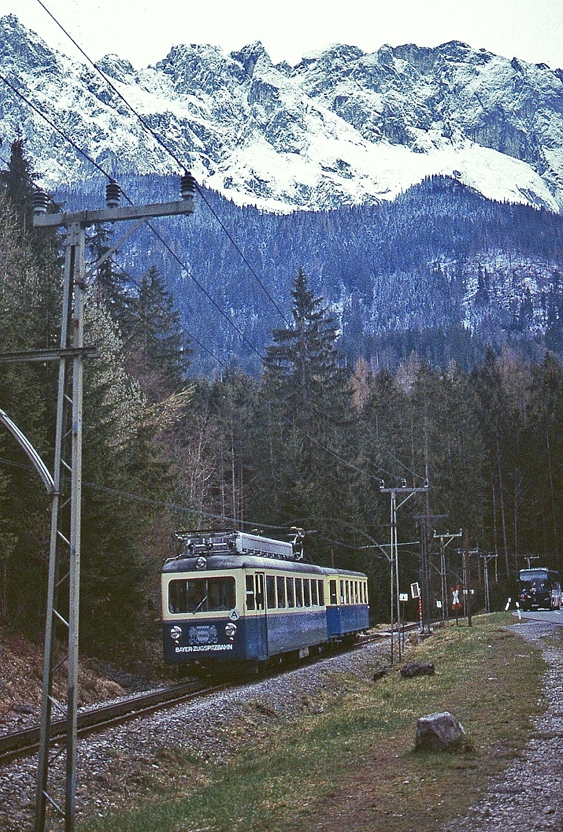 Vor der Kulisse des Zugspitzmassivs fährt Tw 4 mit einem Beiwagen im Dezember 1978 zwischen den Stationen Eibsee und Grainau die Zahnradstrecke hinunter