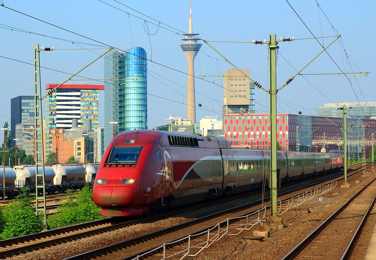 Vor der Kulisse der Düsseldorfer Hafencity macht der Thalys 4322 wie hier am 03.07.2015 auf dem Weg von Essen nach Paris eine gute Figur. Solche Aufnahmen sind aber nur während der Sommerferien möglich, da in diesem Zeitraum die Strecke zwischen Köln und Aachen wegen Bauarbeiten gesperrt ist. Einige Thalys werden daher über Neuss und Mönchengladbach umgeleitet. Käme es wirklich zur Abschaffung der Panoramafreiheit, wäre hier eine Menge wegzupixeln...