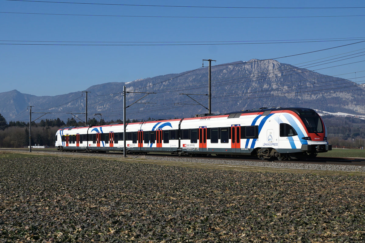 Vor der Kulisse der ersten Jurakette anstatt am Lac Léman unterwegs am 19. Februar 2019. 
LÉMAN EXPRESS FLIRT RABe 522 mit Bt 522 227 bei Deitingen.
Foto: Walter Ruetsch 