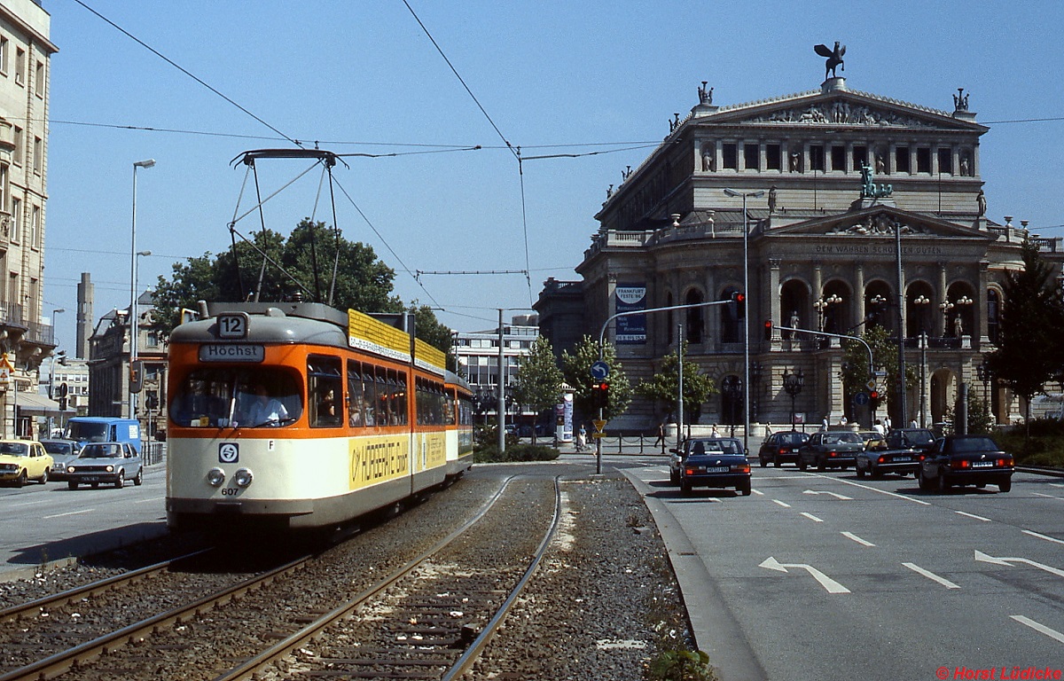 Vor der Kulisse der Frankfurter Oper ist M-Tw 607 auf der Linie 12 nach Höchst unterwegs (Sommer 1986)