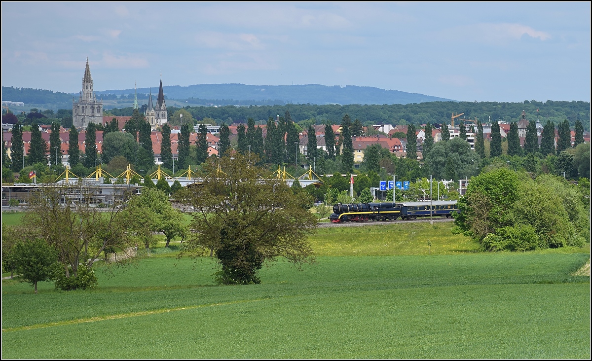 Vor der Kulisse von Konstanz nhert sich 52 8055 auf der Seelinie. Kreuzlingen. Mai 2017.