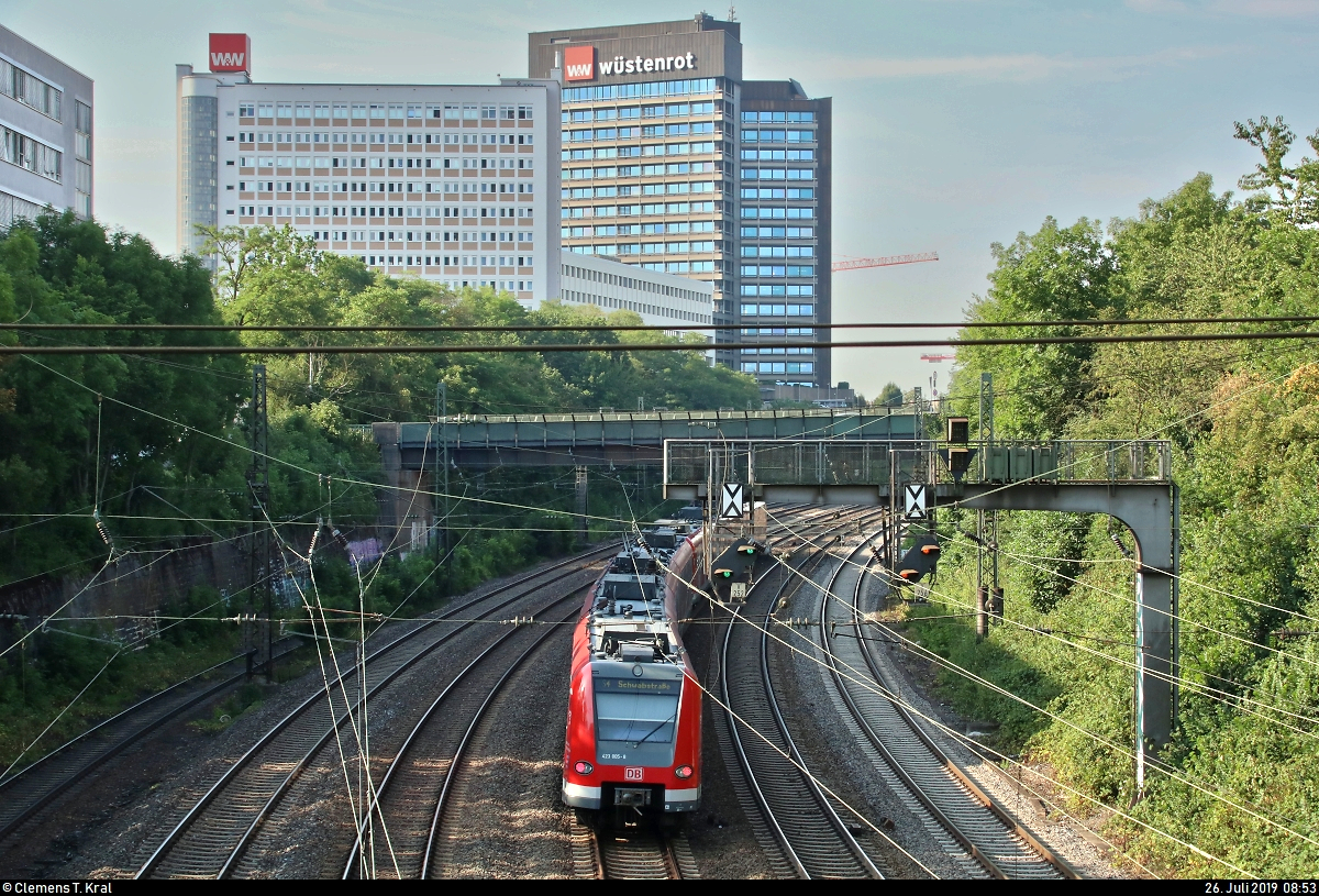 Vor der Kulisse der Konzernzentrale der Wüstenrot Bausparkasse AG:
Nachschuss auf 423 005-8 und 423 ??? der S-Bahn Stuttgart als S4 von Marbach(Neckar) nach Stuttgart Schwabstraße, die das südliche Gleisvorfeld des Bahnhofs Ludwigsburg verlassen.
Aufgenommen vom  Gießhaus-Steg .
[26.7.2019 | 8:53 Uhr]