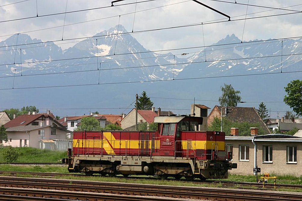 Vor der Kulisse der mchtigen Berge der Hohen Tatra rangiert am 2.6.2005 
die 731038 im Bahnhof Poprad Tatry.