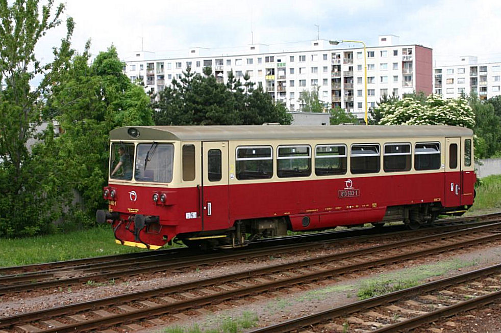 Vor der Kulisse der Plattenbauten rangiert am 31.5.2005 der 810603 im Bahnhof
Prievidza.