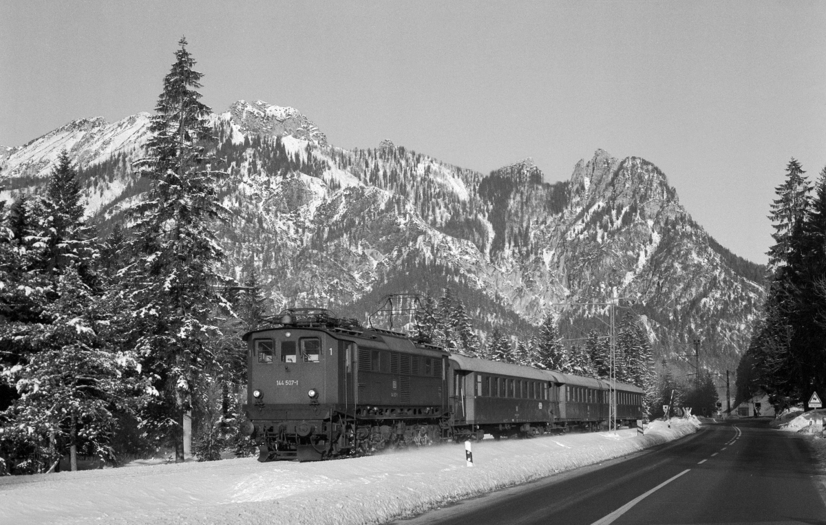 Vor der Kulisse der  schlafenden Hexe  beim Hp. Winkl ist 144 507 am 30.12.1980 nach Berchtesgaden unterwegs.