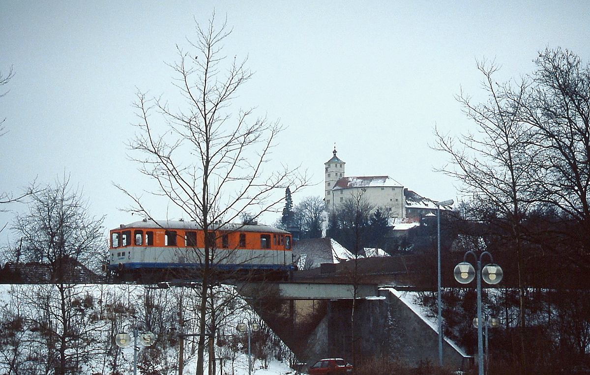 Vor der Kulisse von Schloß Kaltenstein durchfährt der VT 04 der WEG im Februar 1992 Vaihingen (Enz) in Richtung Enzweihingen