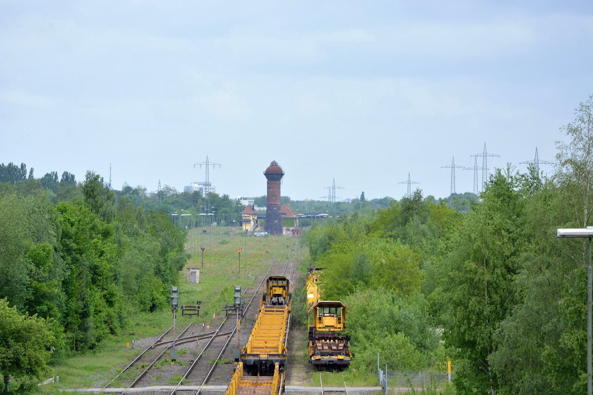 Vor kurzer Zeit wurde ein großer Teil des ehemaligen Güterbahnhofs Duisburg Wedau gerodet. Nun erkennt man das Ausmaß wie groß einst dieser Güterbahnhof war. Im Hintergrund steht einer der beiden alten Wassertürmen. Im Vordergrund Bauzugwagen der Bahbaugruppe. In Zukunft wird ein Gewerbepark auf dem alten Güterbahnhof gebaut.

Duisburg Entenfang 14.05.2016