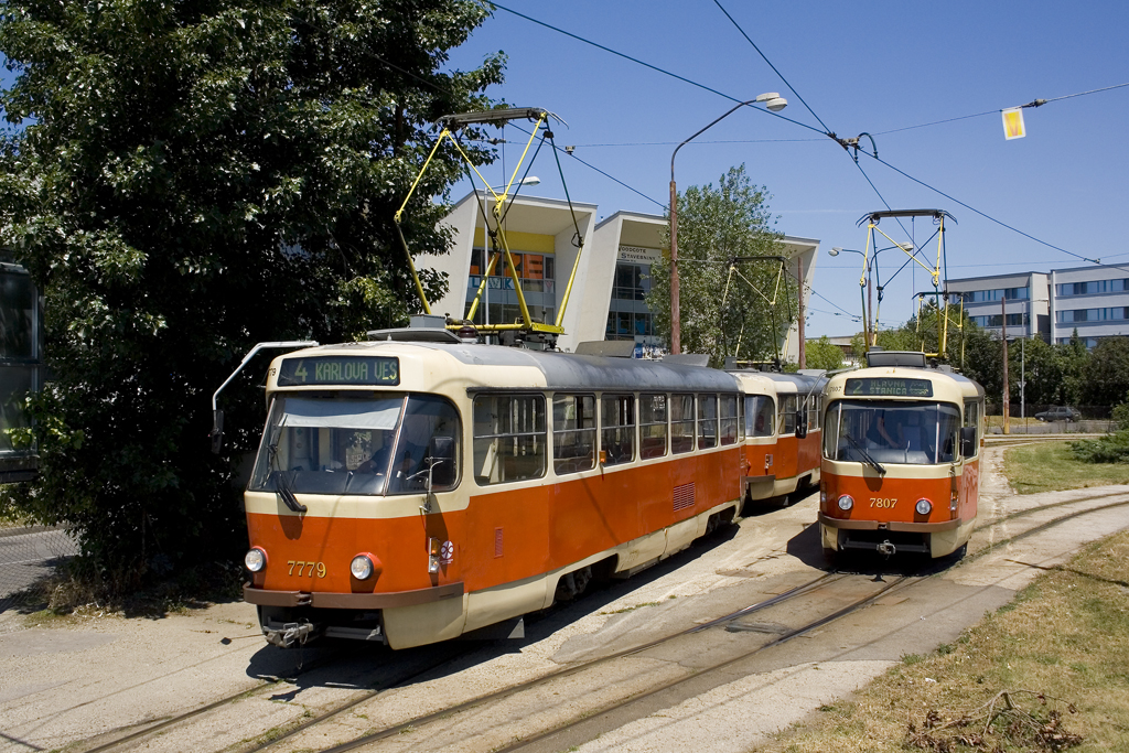 Vor der Lieferung der Škoda ForCity in den Jahren 2014 bis 2016 war der Straßenbahnfuhrpark der slowakischen Hauptstadt noch fest in der Hand der Tatra T3, die in einer überwältigenden Anzahl im Einsatz standen. So war das Treffen der T3 SUCS 7779 und 7780 als Linie 4 sowie T3 SUCS 7807 und 7808 als Linie 2 in Zlaté piesky am 8. Juli 2010 zu dieser Zeit keinesfalls etwas Besonderes, sondern normaler Straßenbahnalltag.