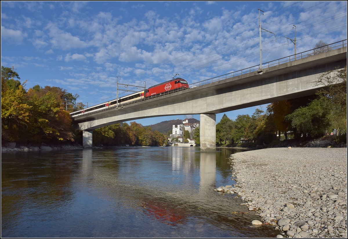 Vor der malerischen Kulisse von Aarburg hat sich eine Neubaustrecke eingenistet. Eine Re 460 der SBB schiebt ihren Zug gen Olten über die Aare. Oktober 2016. 