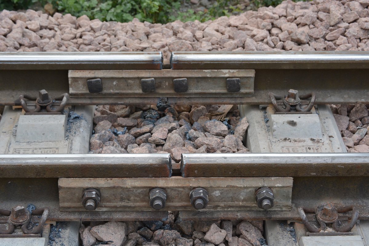 Vor nicht allzu langer Zeit wurden hier die Schienen per Flamme getrennt und mit Laschen gesichert. Die großen Stoßlücken weckten jedoch meine Aufmerksamkeit. Für einem warmen Sommertag sind die Stoßlücken sehr groß. Im Winter wären sie noch etwas größer. Nur gut das hier kein Personenberkehr stattfindet sondern nur Werksverkehr der Sodabahn in Staßfurt.

Staßfurt 21.07.2016