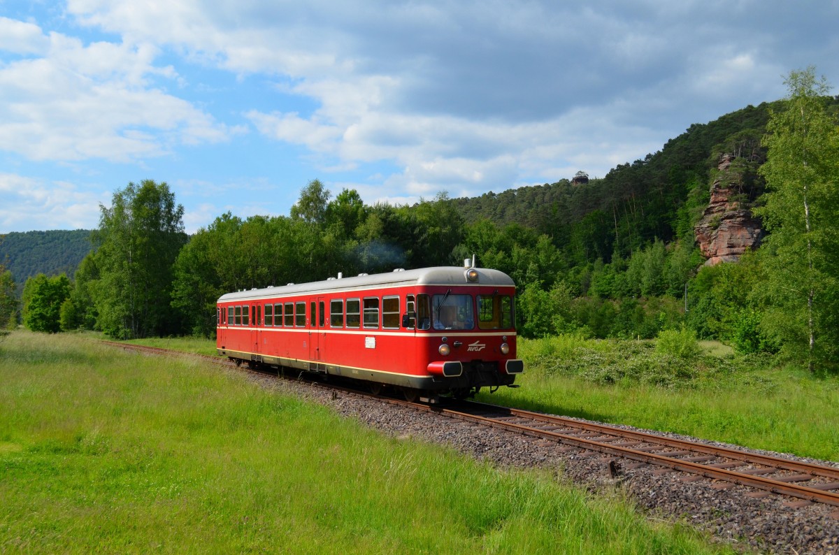 Vor ortstypischer Kulisse konnte am 31.05.2014 kurz vor Dahn der Felsenland-Express mit AVG- VT 452 als E 85294 abgepasst werden.