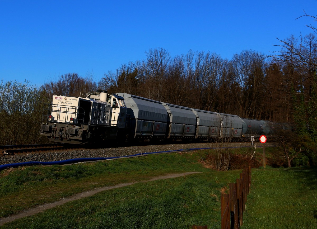 Vor Ostern wurde wie gewohnt der Betrieb an der Baustelle zum Koralmtunnel eingestellt. Durch mehrere Umst䮤e kam es am 1.April zu einer seltenen Zugzusammenstellung am Abend. DH 1700.2 zeiht 4 Perlkieswagen und einen  Zementzug  bestehend aus 8 Wagen des Typs Uacs. Hier im Bild auf der Leibenfelder H�.