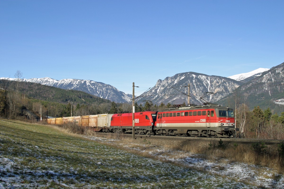 Vor Rax und Schneeberg, fahren 1142.609+1116 mit G-41600 am 6.2.16 bei Eichberg bergwärts.
