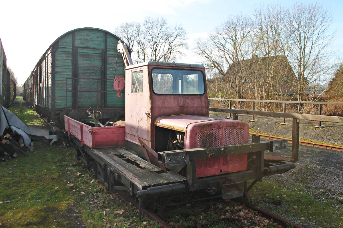 Vor einer Reihe von mehreren Güter- und Personenwagen, stand am Nachmittag des 23.03.2019 dieses Dienstfahrzeug der MBB, welches 1959 von Robel & Co gebaut wurde, im Museumsbahnhof von Bad Bederkesa und wartet dort auf sein weiteres Schicksal.