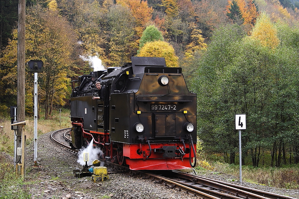 Vor schöner Herbstkulisse ist 99 7247 am 20.10.2013 auf Rangierfahrt, im Rahmen einer Sonderzugveranstaltung der IG HSB, im Bahnhof  Eisfelder Talmühle .