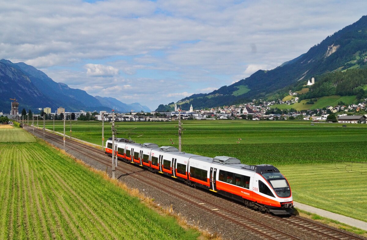 Vor der Silberstadt Schwaz ist der ehemalige Bludenzer 4024 029-2 als S4 5125 auf dem Weg Richtung Kufstein, 24.06.2023.
