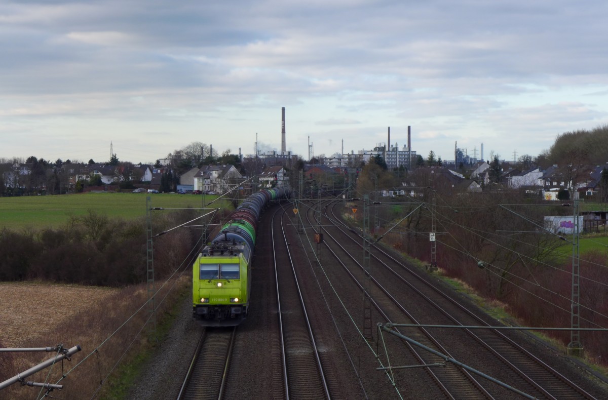 Vor der Skyline von Ineos zieht hier 119 004-9 ihren Keselzug In Richtung Köln-Longerich. Köln Worringen (12.02.2016)