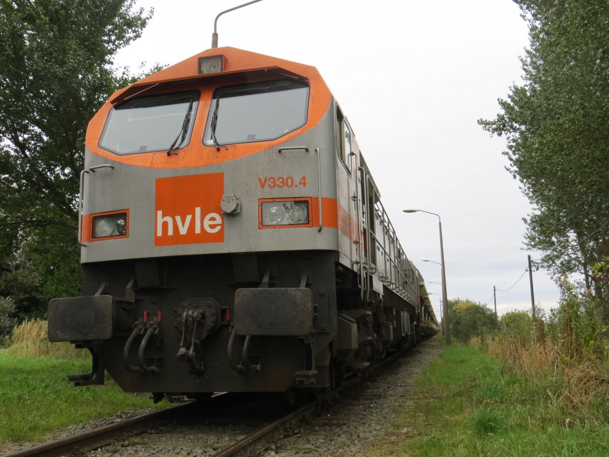 Vor so viel Power geht man doch gerne auf die Knie. Die HVLE V 330.4 am 21.09.2015 im Anschlussgleis des Grimmener Schützenplatzes abgestellt. Aufgenommen vom Wirtschaftsweg neben dem Anschlussgleis. 