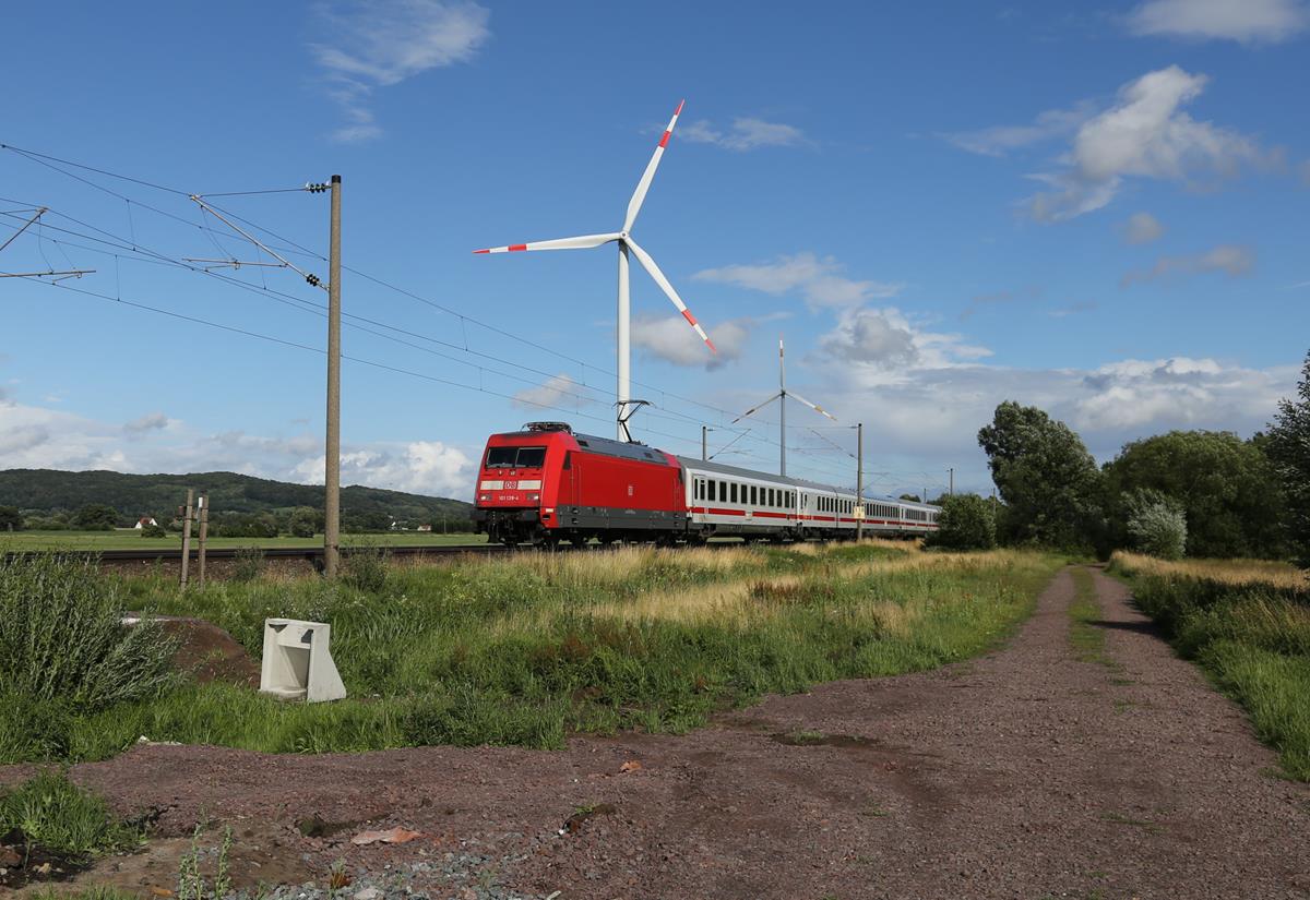 Vor den stattlichen Windrädern bei Westerhausen kommt hier links fahrend der IC 142 nach Amsterdam vorbei. Zuglok 101139-4 muss am 6.7.2020 wegen Bauarbeiten das linke Gleis benutzen.