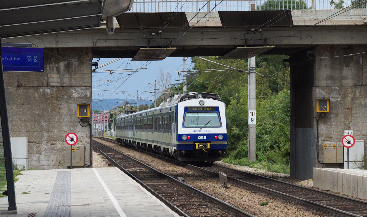 Vor den Toren von Wien liegt schon in Niederösterreich die Marktgemeinde Perchtoldsdorf. 9 Zughalte der S1 und S2 gibt es in einer Stunde. Die Personenzüge rauschen im Blockabstand durch den Haltepunkt. Neben der S Bahn sieht man die Railjet Züge und weitere IC und EC Verbindungen, sowie Regionalzüge und Regional Express Züge. Durch die hohe Personenzugdichte findet hier tagsüber kein Durchgangsgüterverkehr statt. Manchmal gibt es kleines Fenster für eine Übergabe von und nach Wien Liesing Frachtenbahnhof. Der Haltepunkt zeigte sich sauber und ohne Schmierereien. ÖBB 4020 216-0 und 4020 213-7 sind als S2 nach Laa an der Thaya unterwegs. Noch einige hundert Meter sind es bis zur Stadtgrenze Wien. Dank einiger Probleme der Talent Triebwagen bilden auch im Jahr 2014 die 4020er das Rückgrat der S Bahnflotte im Großraum Wien. Bahnstrecke 105 01 (Südbahn) Wien Hbf. - Spielfeld-Straß Grenze Slowenien - 20.08.2014