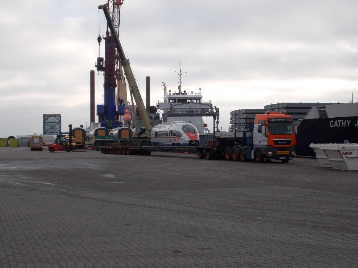 Vor der Verladung stand dieser VELARO-RUS,am 08.Dezember 2014,in Mukran den ich nur durch den Zaun fotografieren konnte.