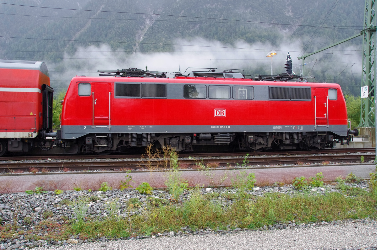 Vor Verstärkerzügen kommt die Baureihe 111 immer noch nach Mittenwald. Am frühen Morgen und am Abend zu Zeiten des Berufsverkehrs werden noch Lok bespannte Züge zwischen München und Mittenwald eingesetzt. 111 017 wartet auf einen neuen 
Einsatz am regnerischen 17.09.2016 im Bahnhof Mittenwald.  