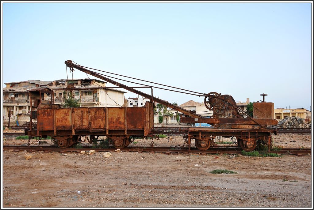 Vor vier Jahren hielt der letzte Zug am alten Bahnhof in Massawa und seitdem rosten noch ein paar Relikte aus vergangener Zeit vor sich hin. (07.12.2014)