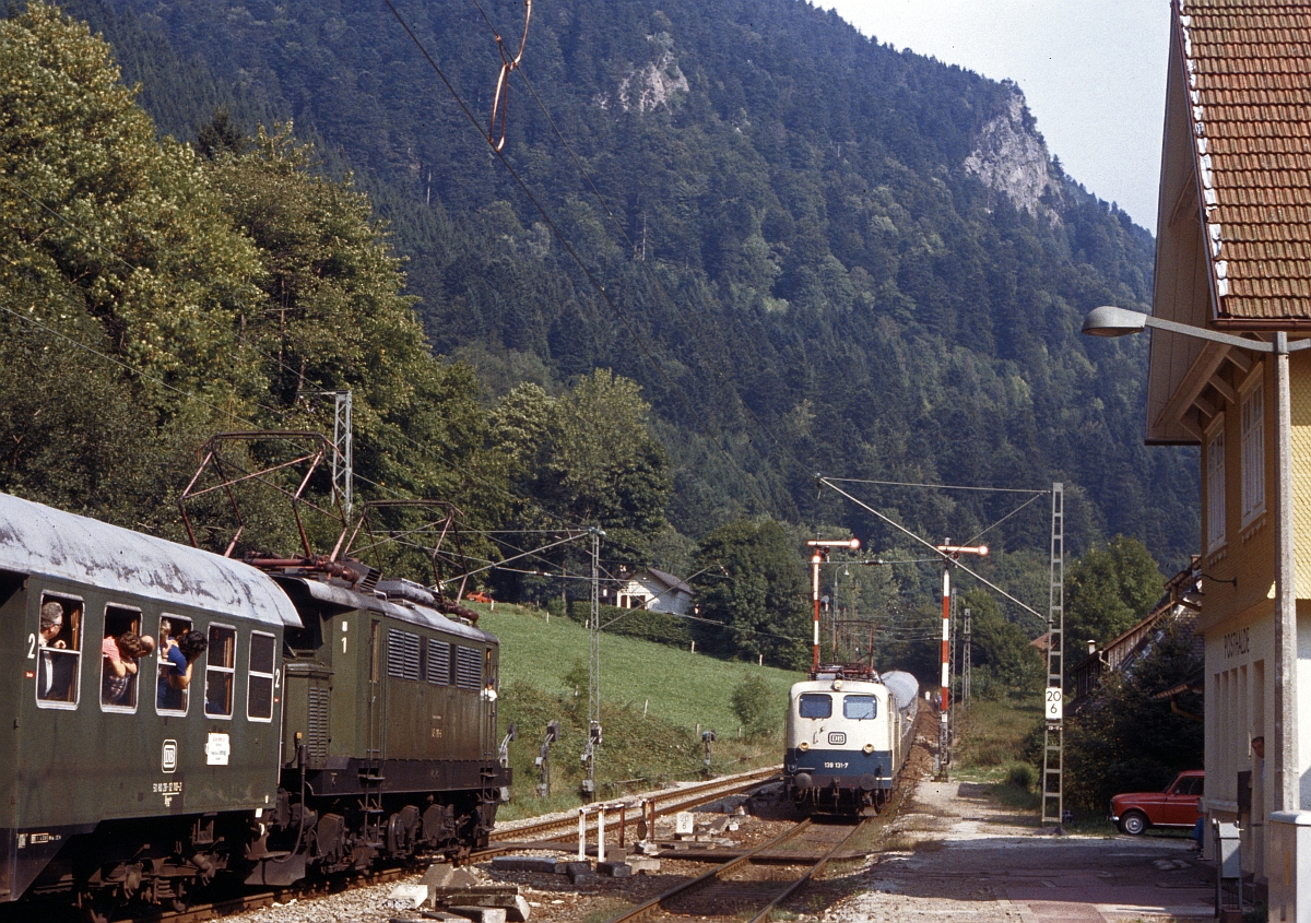 Vor Weiterfahrt musste der Sonderzug als letzte Kreuzung 139 131 mit ihrem Eilzug abwarten (Posthalde, September 1982).