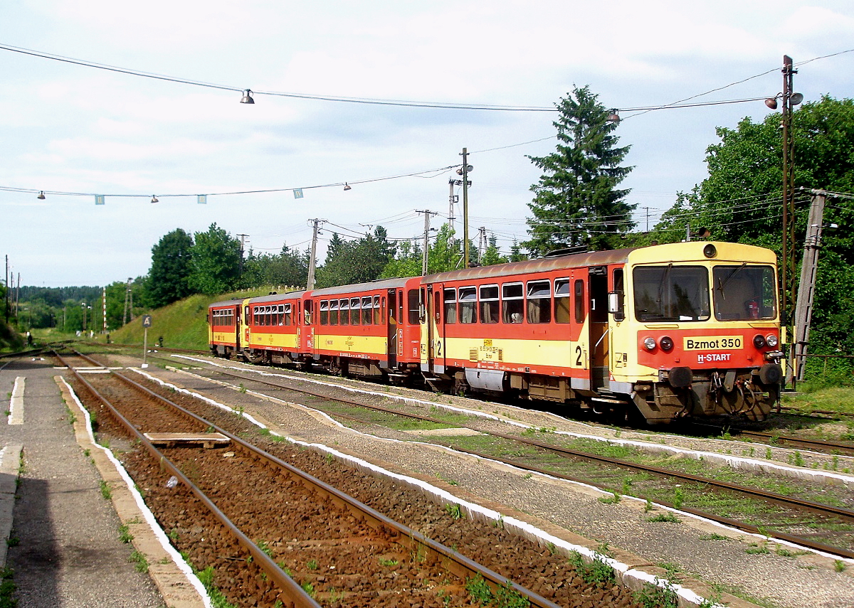 Vor der Weiterfaht nach Vac wartet Bzmot 350 am 10.06.2011 im Bahnhof Diosjenö eine Zugkreuzung ab