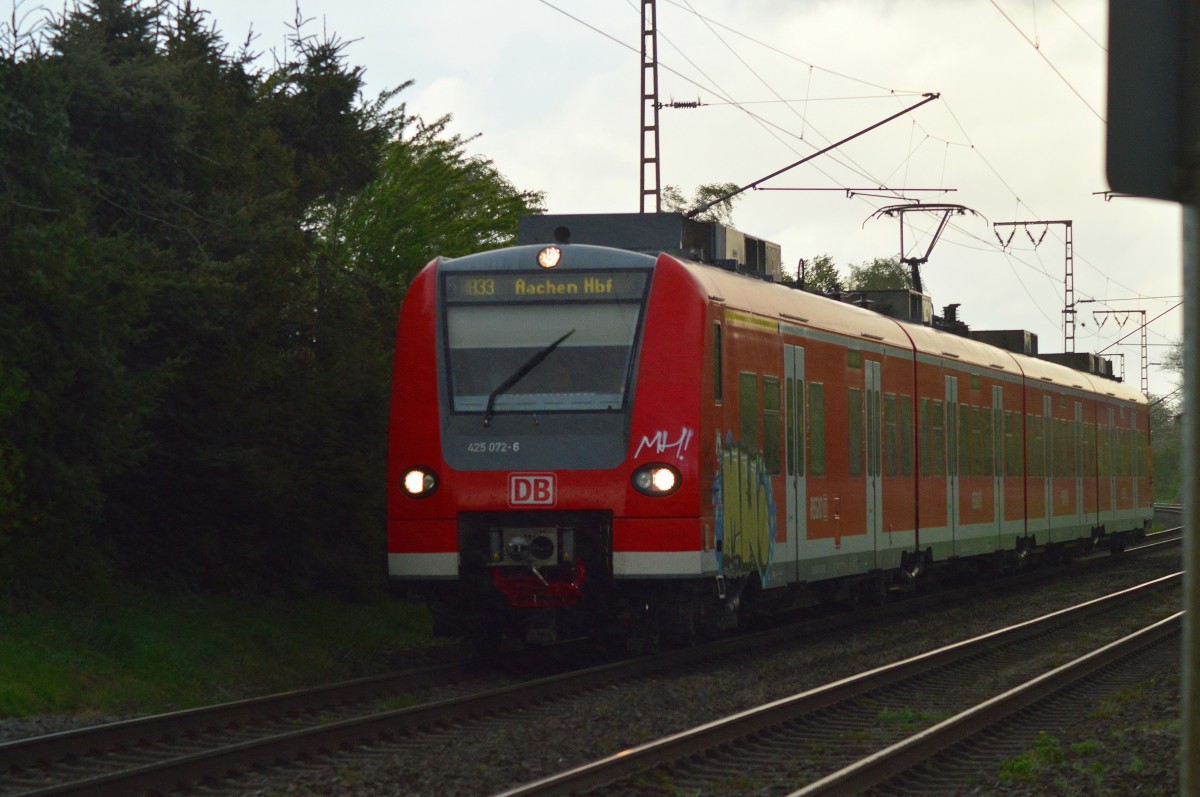 Vor wenigen Augenblicken hat der 425 072-6 den Bahnhof Wickrath verlassen auf seinem Weg nach Aachen Hbf. 14.4.2014