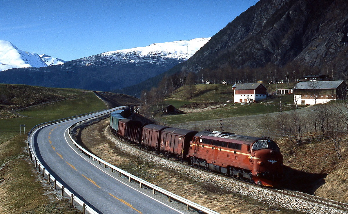Vor wenigen Minuten hat Di 3.619 den Bahnhof Andalsnes verlassen und sich auf den Weg nach Dombas gemacht (Mai 1988). Heute ist sie als Lok 005 im Kosovo im Einsatz.
