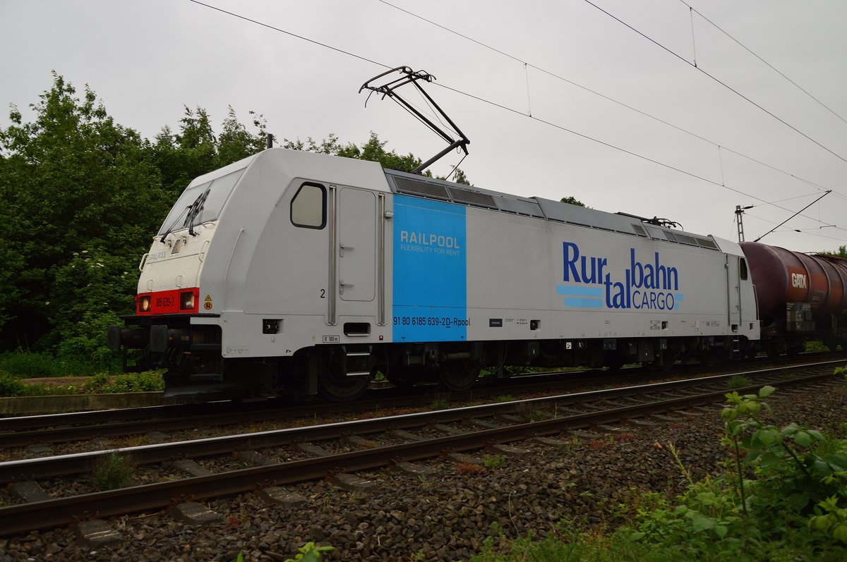 Vor wenigen Minuten hatte der erwartete Regen eingesetzt, so wartete ich was da 
kommen würde als die Schranken am Bü Kölner Straße herunter gingen.
Es war die Rurtalbahn 185 639-2 mit einem reinrassigen Kesselwagenzug am Haken.
Jüchen den 20.5.2016