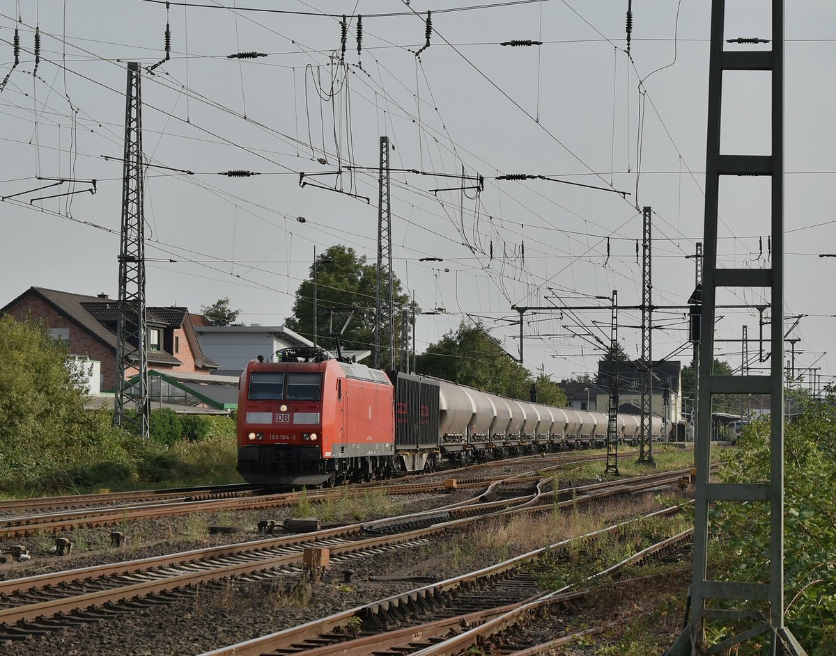 Vor wenigen Minuten in Rommerskirchen aufgebrochen kommt hier die 185 194-8 durch Grevenbroich in Richtung Rheydt gefahren. Dienstag 7.8.2018