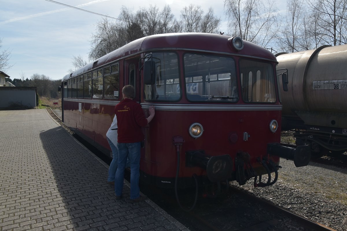 Vor wenigen Minuten ist der Triebwagen 798 576-5 in Kalenborn angekommen, die alten Fahrgäste sind ausgestiegen und mit Hilfe des prima Personal wird ein Kinderdreirad in den Triebwagen verladen, so das nach dem Einstieg des Fotografen die Fahrt  hinunter nach Linz beginnen kann. Samstag den 25.3.2017